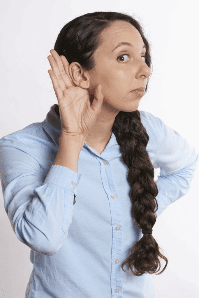 Une femme avec posture ouverte et attentive, illustrant l'écoute active.