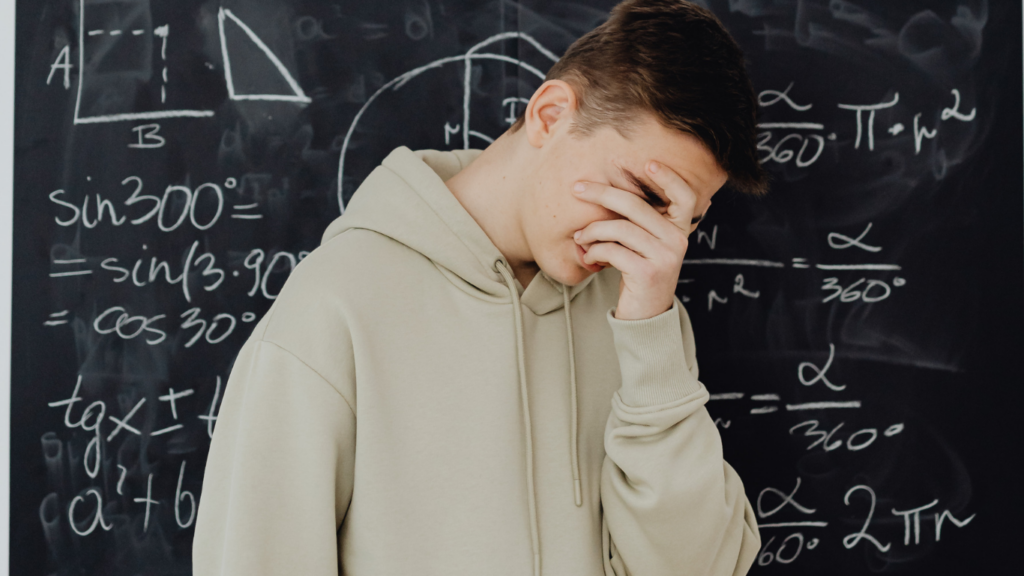 Enfant frustré devant des chiffres, la tête dans les mains, symbolisant l'anxiété mathématique