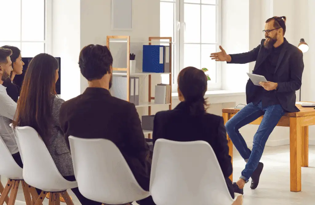 Un groupe diversifié de participants engagés dans un atelier de soft skills, animé par un formateur dynamique.