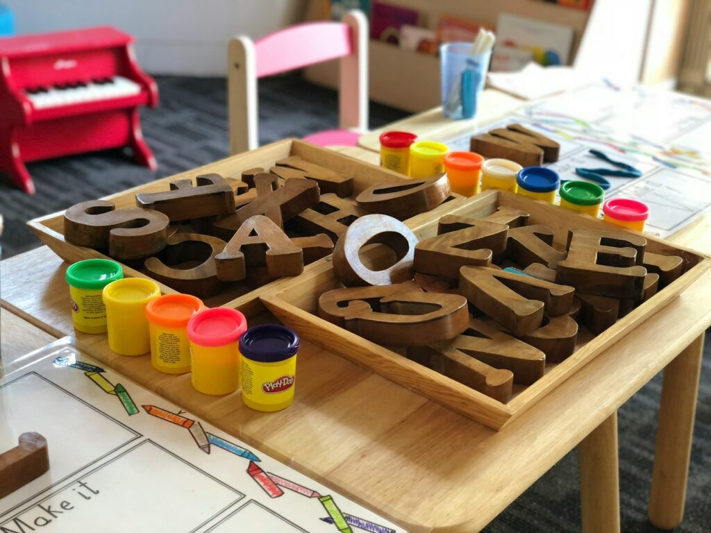 Nos services: Matériel de jeux éducatifs pour ateliers collectifs de maths, anglais et soft skills.