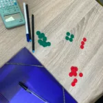 Jetons rouges et verts utilisés pour représenter les nombres relatifs en classe.