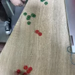 Groupe d’élèves manipulant des jetons colorés pour explorer les opérations sur les nombres relatifs