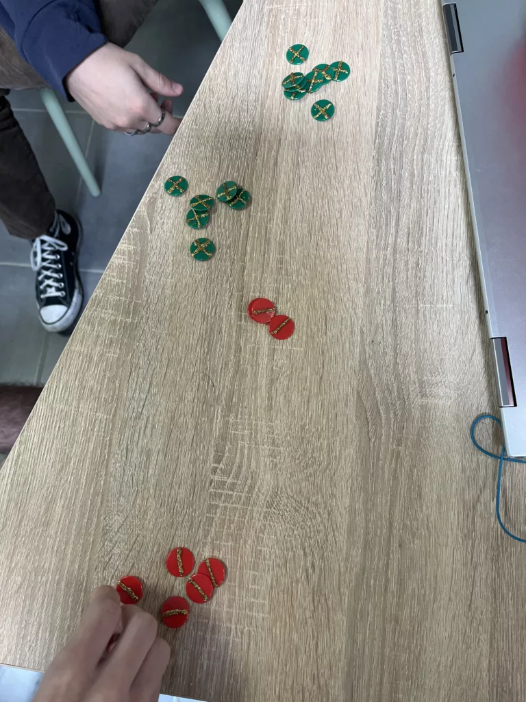 Groupe d’élèves manipulant des jetons colorés pour explorer les opérations sur les nombres relatifs