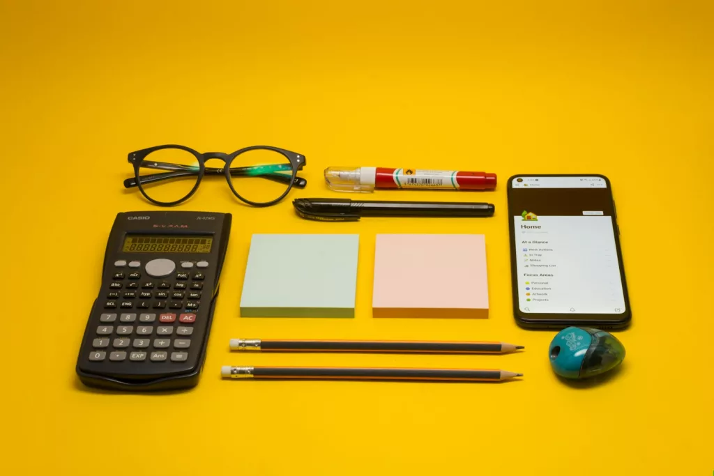 Maths – matériel scolaire avec calculatrice, stylo, lunettes, carnet et crayons illustrant les cours de mathématiques