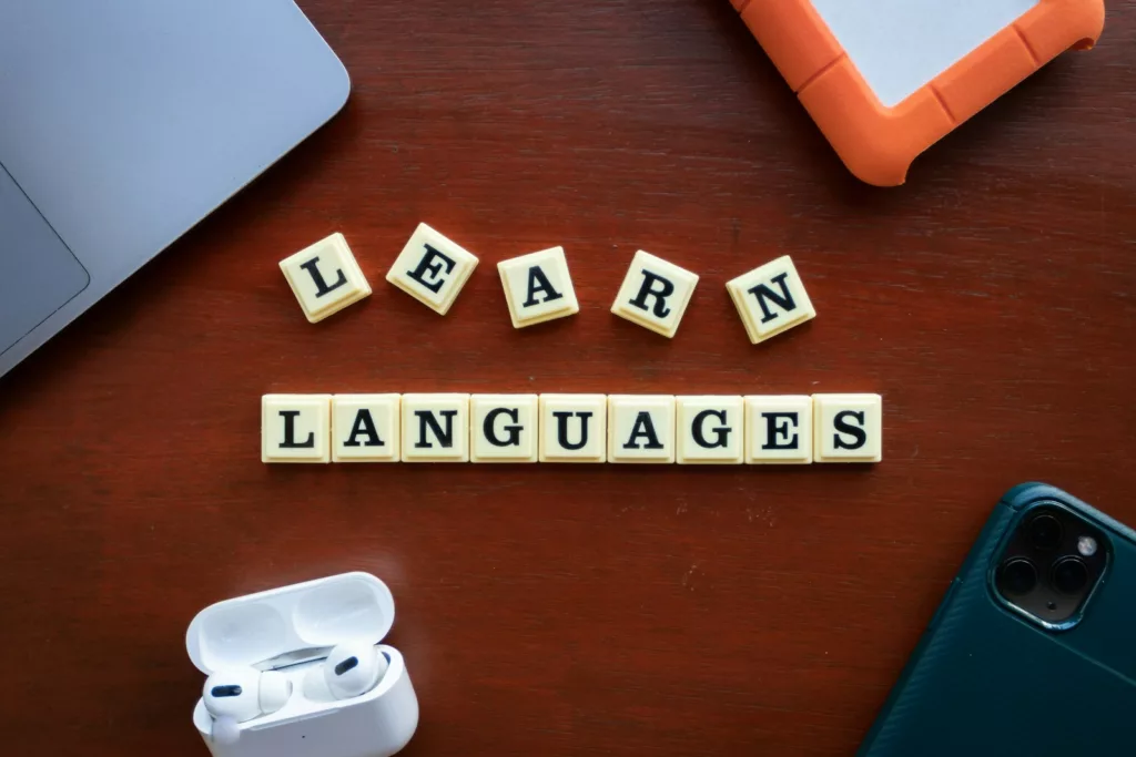 Anglais – lettres de Scrabble formant “learn languages”, symbolisant l’apprentissage des langues