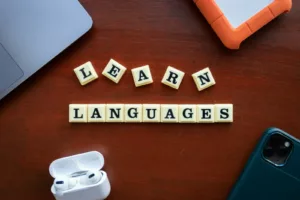 Anglais – lettres de Scrabble formant “learn languages”, symbolisant l’apprentissage des langues